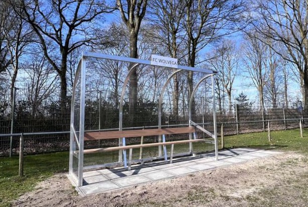 Wat is polycarbonaat? Eigenschappen, voordelen en toepassingen 2 Onze voetbal dugouts zijn volledig gelast en afgewerkt met helder, slagvast polycarbonaat waardoor ze bestand zijn tegen weer en wind en ideaal als comfortabele zitplaats voor spelers en coaches.